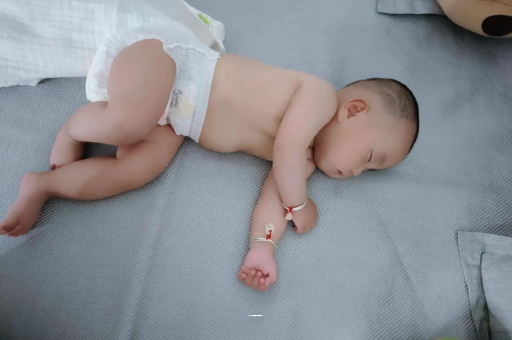 恩施几个月宝宝会抬头
